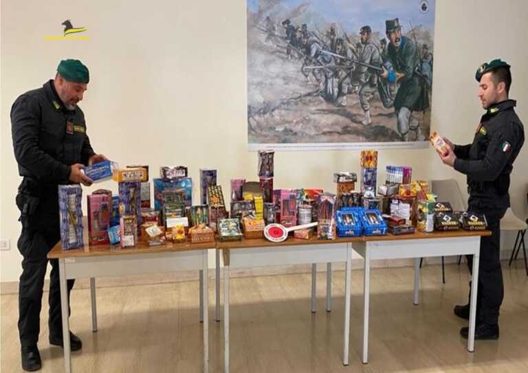 Galleria foto 'Mattinata, sequestrati 5.500 botti illegali: erano in un negozio vicino a materiale elettrico e articolo in carta' - foto 1