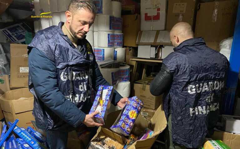 Mattinata, sequestrati 5.500 botti illegali: erano in un negozio vicino a materiale elettrico e articolo in carta