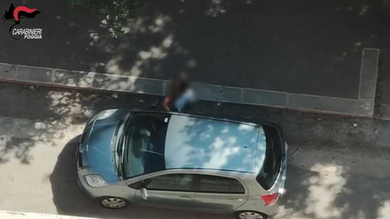 Cerignola, dopo il blitz dei carabinieri era tornato a spacciare: sorpreso dai droni e arrestato – VIDEO