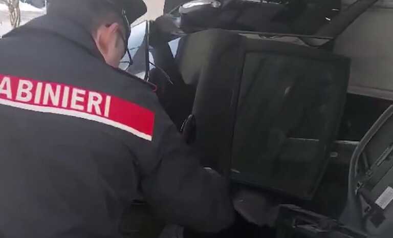 Sorpresi a cannibalizzare un’auto rubata nelle campagne di Cerignola: 3 arresti – VIDEO