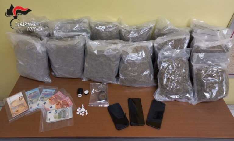 Melfi, trovati in un capannone oltre otto chili di droga: arrestati tre uomini