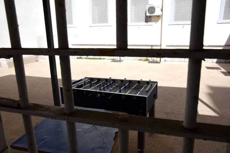 Galleria foto 'Vecchi problemi e letti che toccano il soffitto: i numeri della vergogna nel carcere di Bari' - foto 1