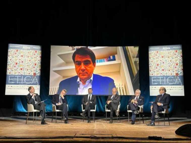 Galleria foto 'Pnrr, confronto Decaro-Fitto a Napoli. Il sindaco: «Si recuperino 10 mld sennò rischio debiti»' - foto 1