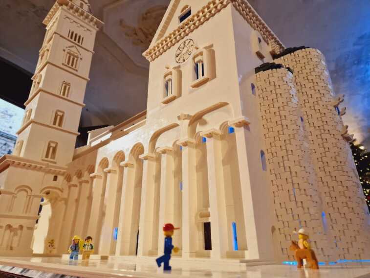 In mostra a Trani la Cattedrale realizzata con i Lego, Lampis: «Abbagliato dalla sua bellezza» – FOTO e VIDEO