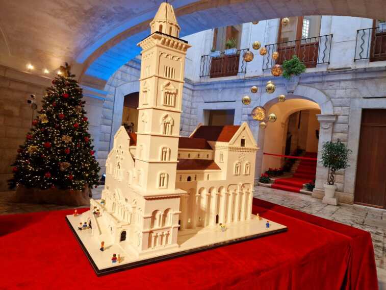 Galleria foto 'In mostra a Trani la Cattedrale realizzata con i Lego, Lampis: «Abbagliato dalla sua bellezza» – FOTO e VIDEO' - foto 11