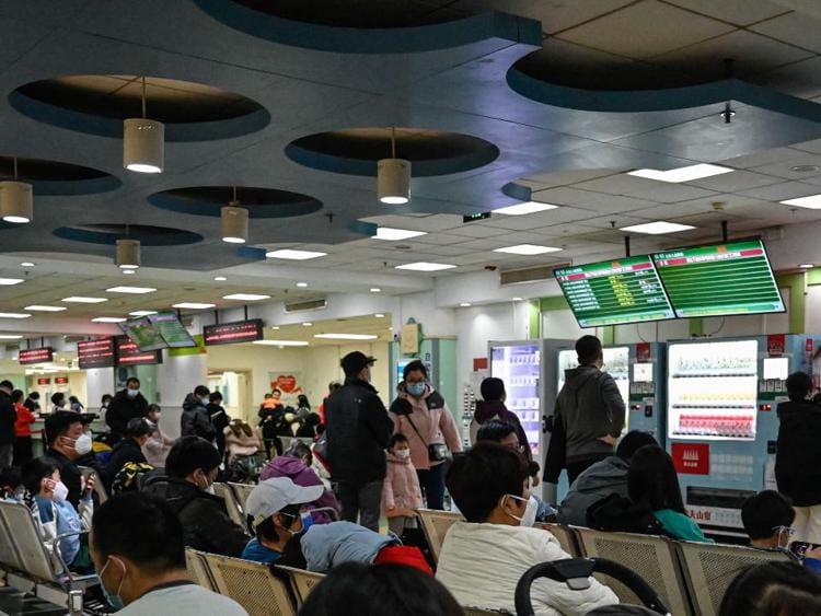 Galleria foto 'Cina, bambini colpiti da polmonite. Ospedali presi d’assalto, gli esperti: «Conosciamo i batteri»' - foto 1