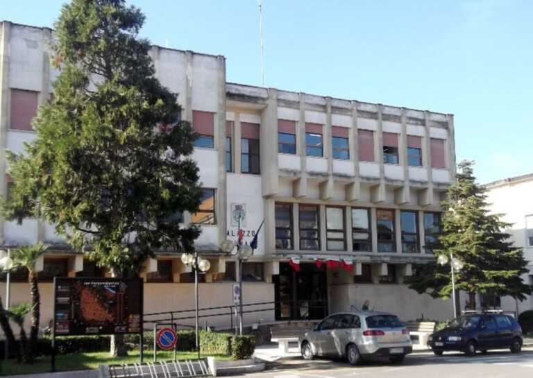 San Pietro Vernotico, a scuola bimbi senza mensa. Opposizione all’attacco: «È colpa del Comune»