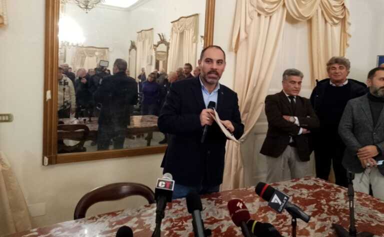 Caos al Comune di Taranto, Melucci: «Non mi dimetto. Avvieremo un confronto con la coalizione»