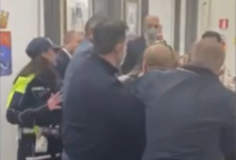 Taranto, approvato il bilancio in Consiglio comunale: sfiorata la rissa tra Stellato e Abbate