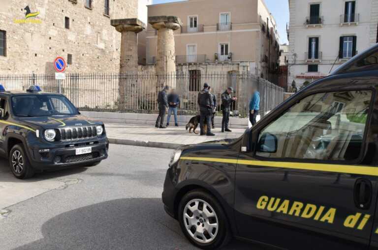 Yuri e Grisu fiutano la droga: numerose dosi sequestrate nel Tarantino, 39 denunce