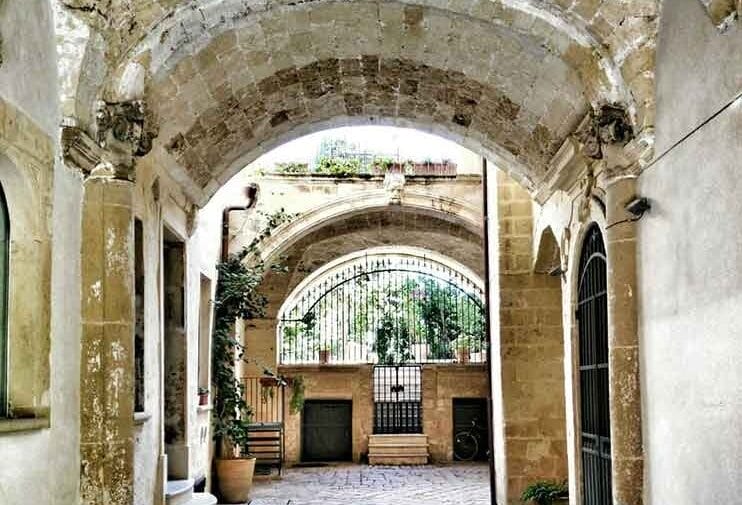 Lecce, i cortili storici si aprono per le feste. Si parte da Porta San Biagio
