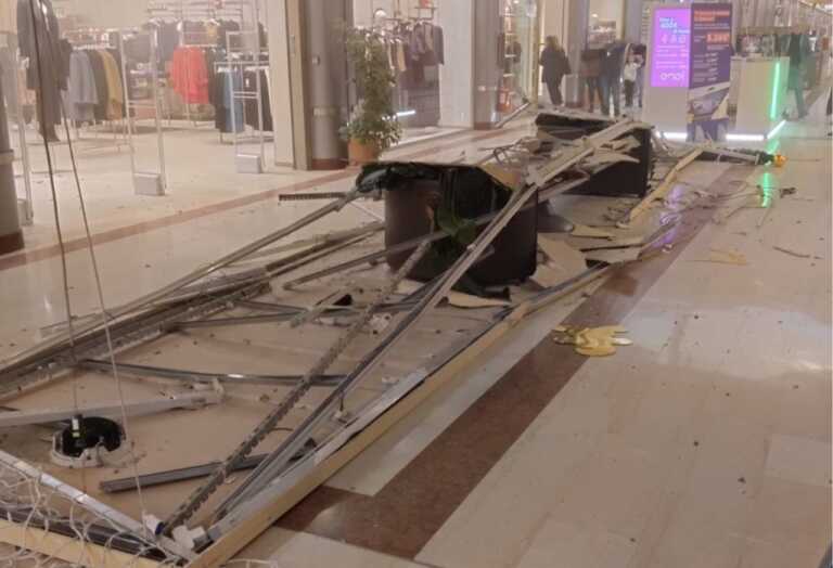 Addobbi natalizi troppo pesanti: crolla il controsoffitto al centro commerciale di Cavallino
