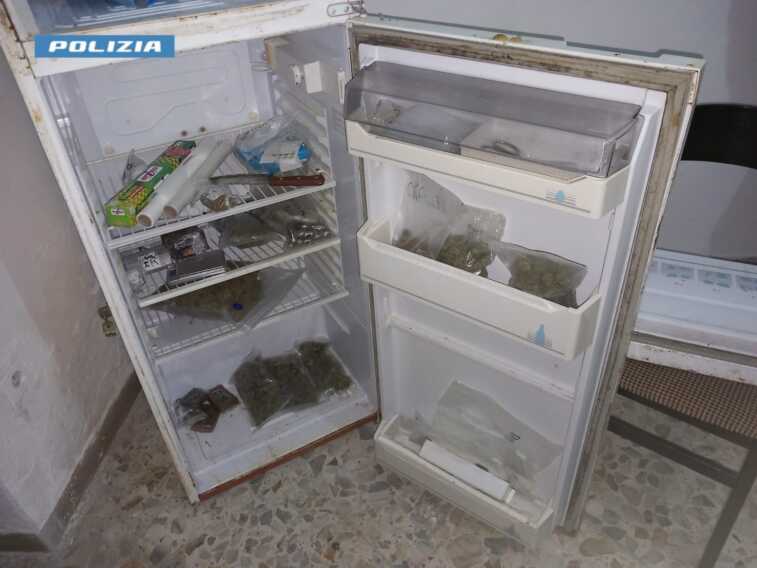Galleria foto 'Andria, un laboratorio della droga a pochi metri dalle scuole: due arresti' - foto 1