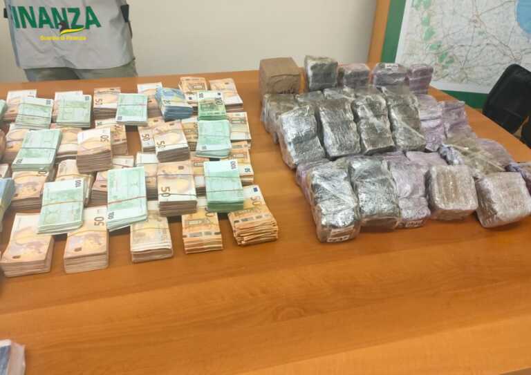 In auto senza assicurazione e con la droga, tenta la fuga e aggredisce un finanziere: arrestato a Foggia