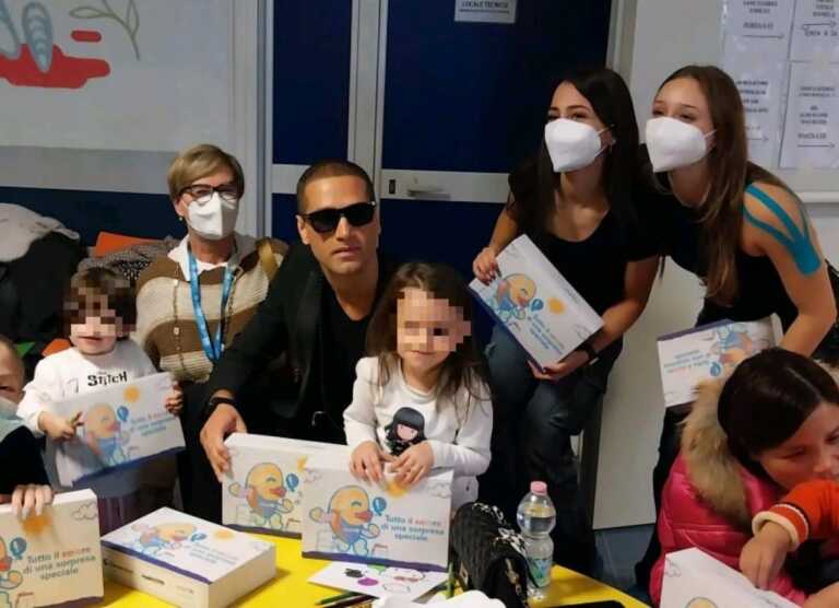 Taranto, i regali dell’Unicef ai piccoli pazienti del Ss. Annunziata: a consegnarli il modello Fabio Mancini