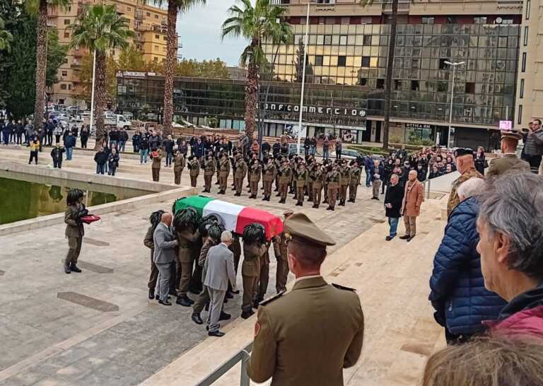 A Taranto i funerali dei militari morti nell’incidente: «Hanno lavorato per la giustizia» – VIDEO