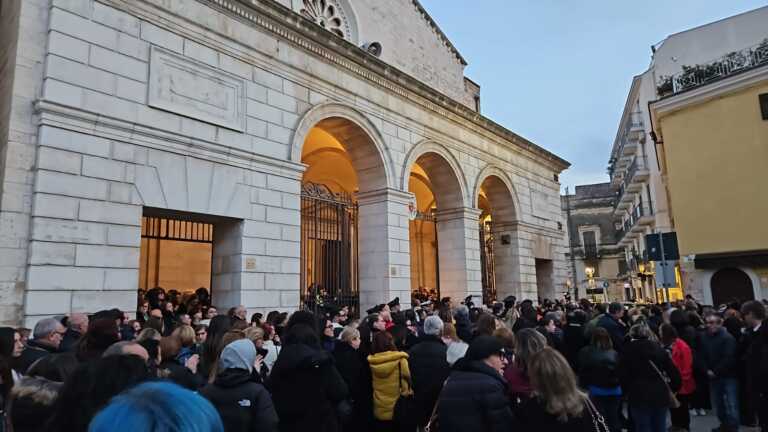 Galleria foto 'Andria, l’ultimo saluto a Vincenza Angrisano: sull’altare scarpe rosse. Il figlio: «Ti amo mamma»' - foto 3