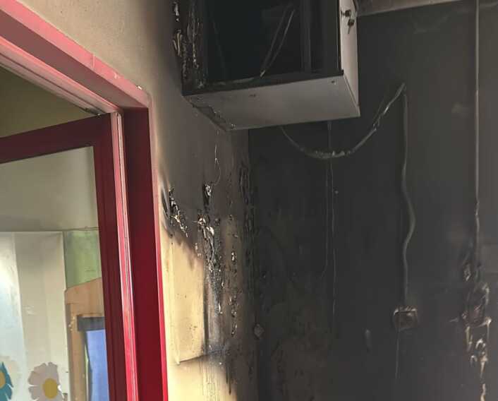 Lecce, ladri a scuola per rubare poche monetine: rompono finestre e rischiano di incendiare tutto
