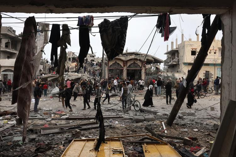 Aiuti umanitari a Gaza. E l’Iran: «Chiudiamo il Mediterraneo»
