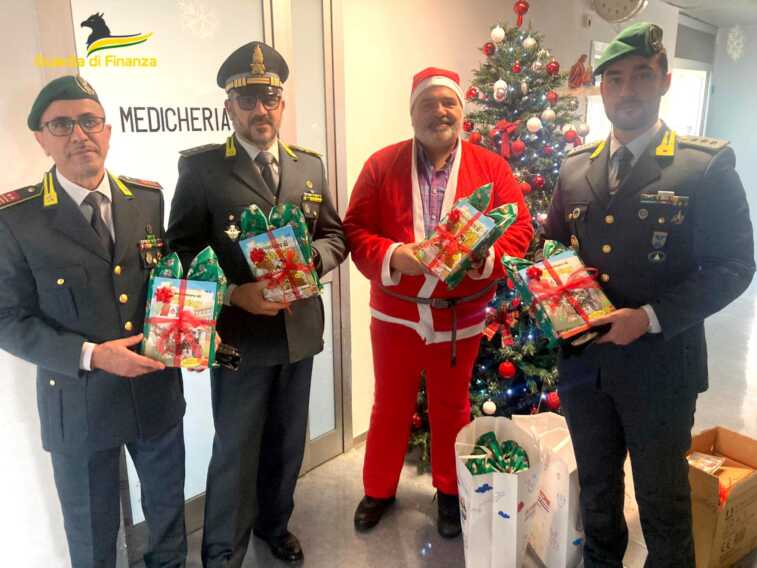 Brindisi, i regali della Guardia di finanza ai bimbi del “Perrino”: «Un sorriso per i piccoli pazienti»
