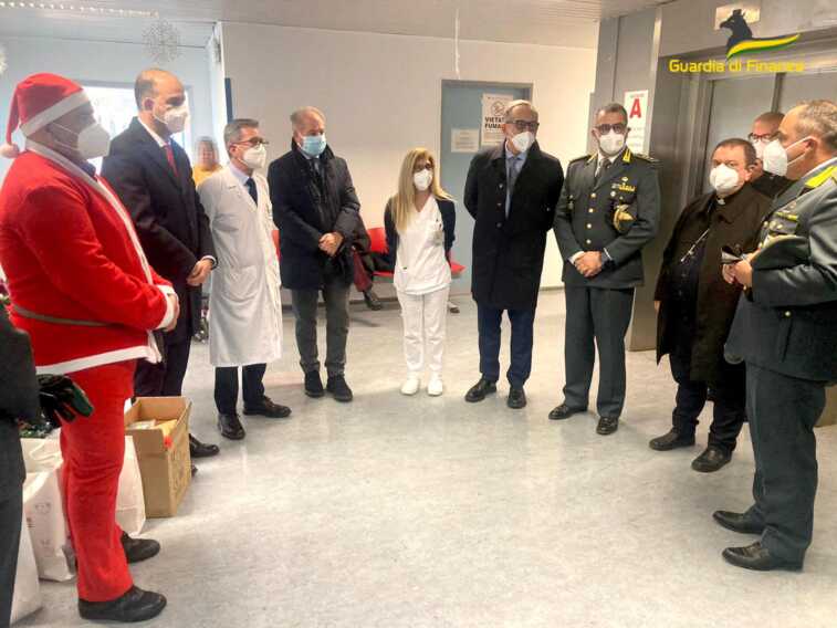 Galleria foto 'Brindisi, i regali della Guardia di finanza ai bimbi del “Perrino”: «Un sorriso per i piccoli pazienti»' - foto 1