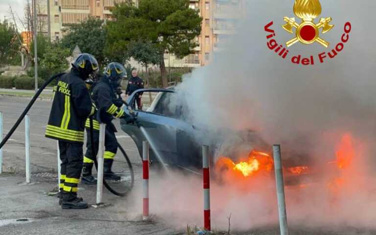 Paura a Lecce: in fiamme un’auto alimentata a gpl. Intervengono i vigili del fuoco – VIDEO
