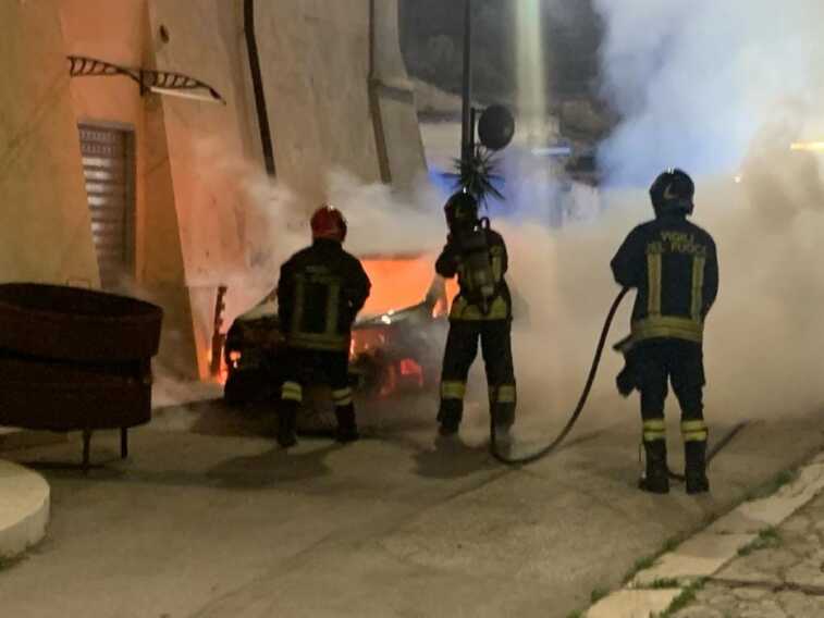 Carapelle, in fiamme l’auto del parroco: ipotesi attentato. Don Claudio: «Ostaggi di terrore»