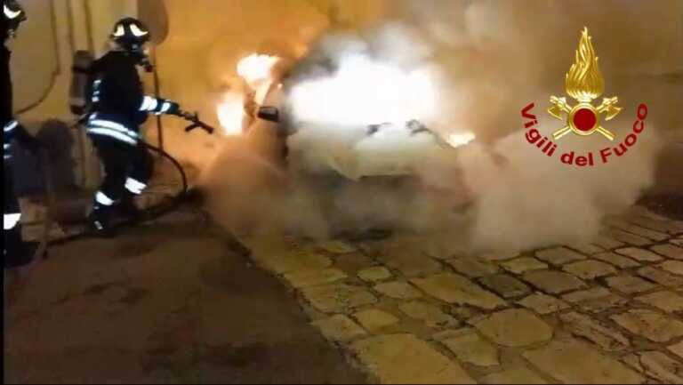 Auto in fiamme a Squinzano: intervengono i vigili del fuoco – VIDEO