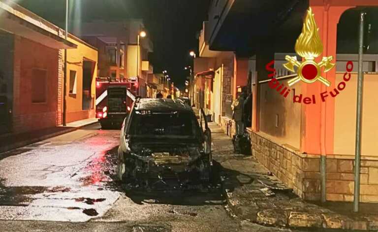 Auto in fiamme a Surbo: paura in un’abitazione e danni ai cavi telefonici