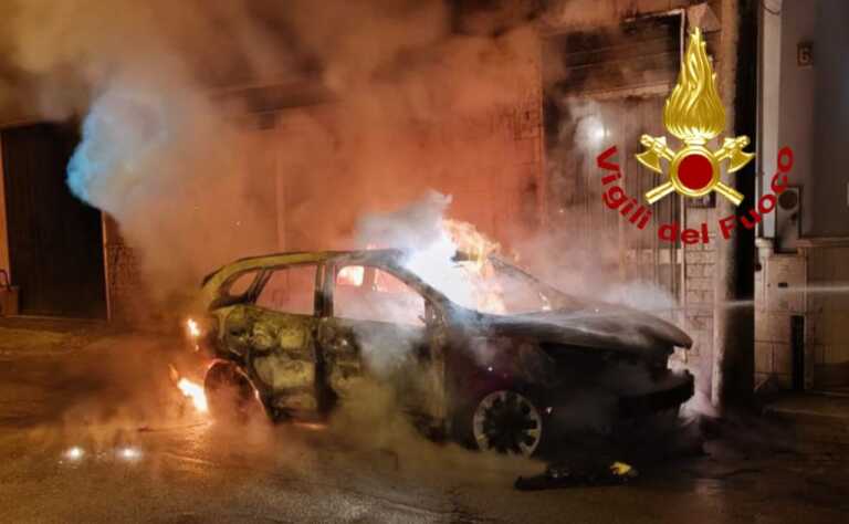 Auto a fuoco nella notte a Taurisano: le fiamme danneggiano il portone di un’abitazione