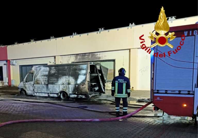 Incendi nella notte nel Salento: quattro mezzi distrutti dalle fiamme. Indagini in corso