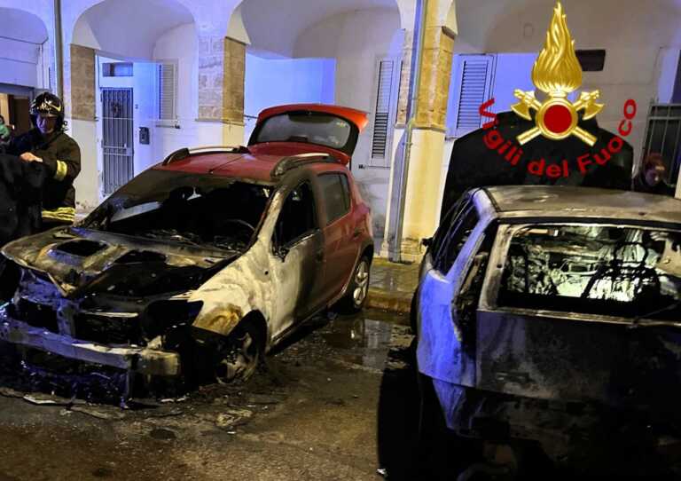 Lecce, un incendio distrugge due auto all’alba: indagini in corso – VIDEO