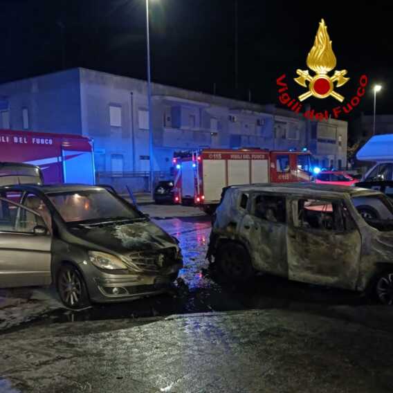 Galleria foto 'Incendi nella notte nel Salento: quattro mezzi distrutti dalle fiamme. Indagini in corso' - foto 1