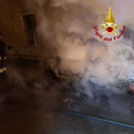 Galleria foto 'Incendio all’alba a San Donato di Lecce: auto distrutta dalle fiamme. Indagini in corso' - foto 2