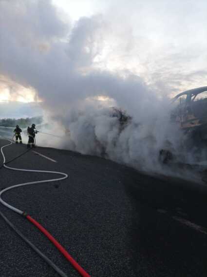 Galleria foto 'In fiamme un tir che trasportava auto sulla A14 tra Trani e Molfetta: traffico in tilt. Nessun ferito' - foto 1
