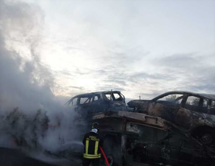 In fiamme un tir che trasportava auto sulla A14 tra Trani e Molfetta: traffico in tilt. Nessun ferito