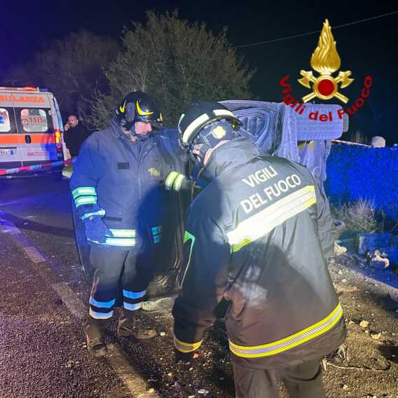 Galleria foto 'Incidente sulla provinciale nel Salento: padre, madre e due figli finiscono in ospedale – VIDEO' - foto 2