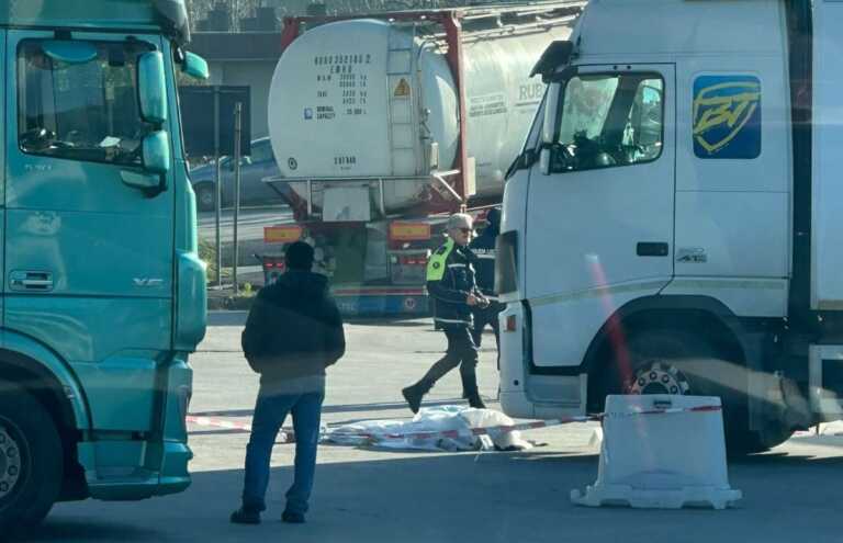 Galleria foto 'Scende dal camion e viene investito: muore un autista nello scalo ferroviario di Bari' - foto 1
