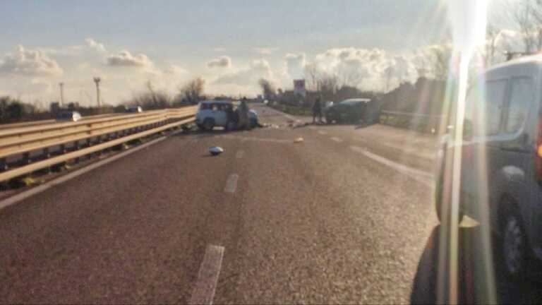 Scontro tra due auto sulla strada statale 16 nel Lecce: muore un 82enne, un’altra persona ferita