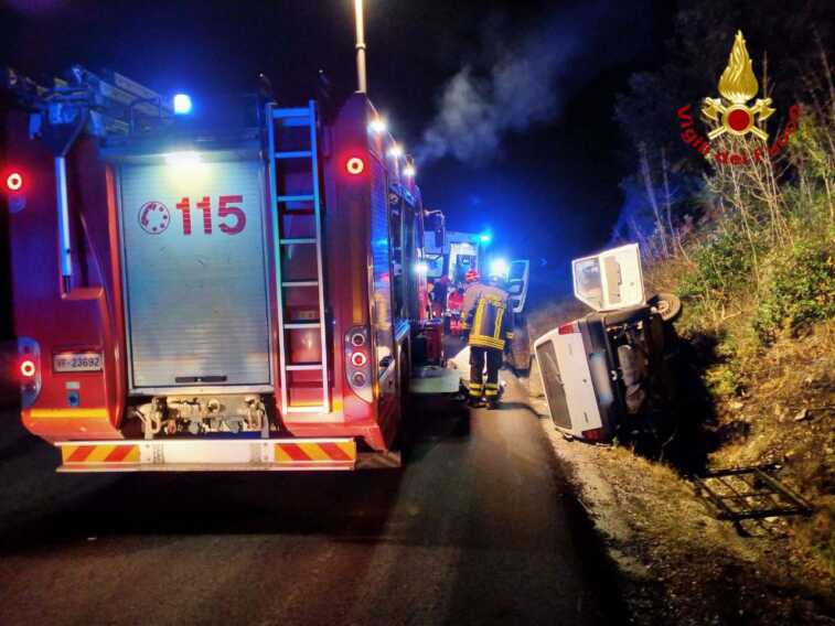 Auto fuori strada nel Potentino: muore la 60enne alla guida, ferito il passeggero