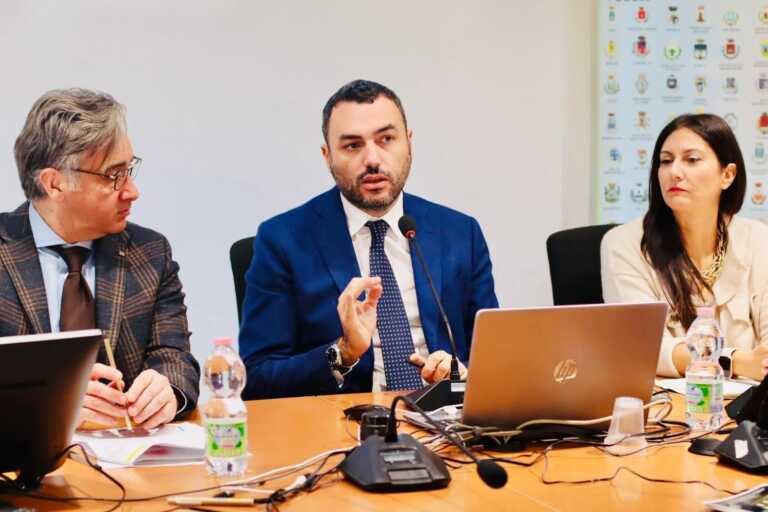 Galleria foto 'Puglia, via a “Visioni future”: Regioni e Comuni insieme per accompagnare i giovani in “Luoghi comuni”' - foto 1