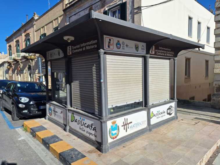 Matera invasa dai turisti ma in città solo 3 bagni pubblici e info point chiusi