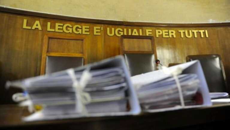 Lanciava rifiuti e candeggina dal balcone: una 84enne condannata per stalking a Bari
