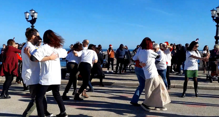 Gli auguri di Natale a ritmo di lindy hop. L’incontro con HOPS Bari – VIDEO
