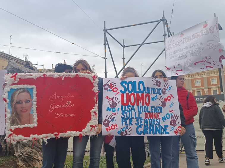 A Lecce contro la violenza di genere. Un flash mob con Cgil, Uil e studenti: «Oltre il 25 novembre»