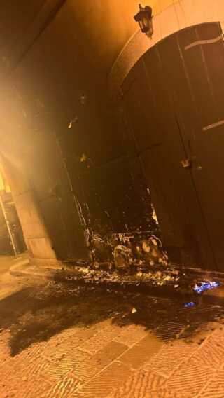Trani, fiamme al locale della movida. I titolari: «Non ci facciamo intimidire»