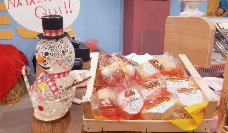 Galleria foto 'È corsa ai regali di Natale: i pugliesi affollano i mercatini. Il cibo tra gli acquisti più gettonati' - foto 1