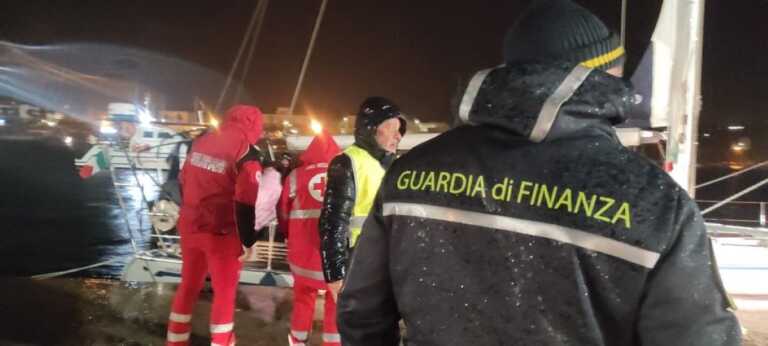 Galleria foto 'Migranti intercettati al largo delle coste salentine: sbarcati in 79, tra loro 11 bambini' - foto 4