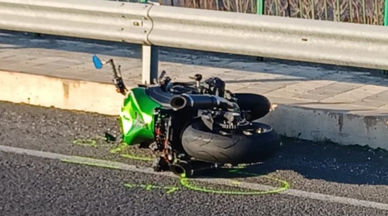 Galleria foto 'Perde il controllo della moto e si scontra con un’auto a Bari: morto motociclista 27enne' - foto 1