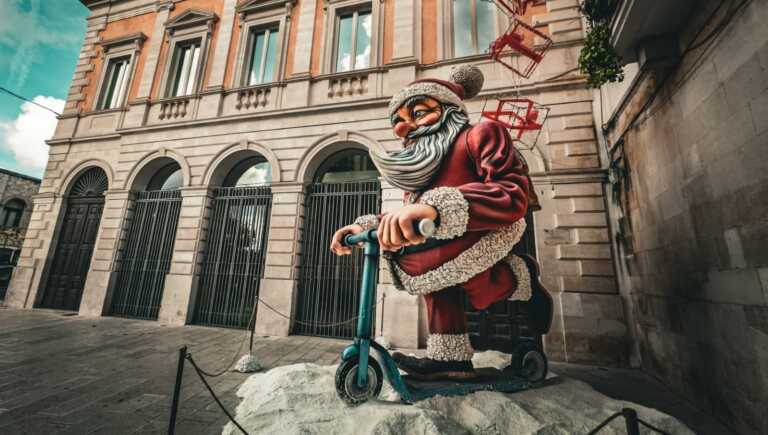 Putignano, il Natale strizza l’occhio al Carnevale: in città gli addobbi in cartapesta